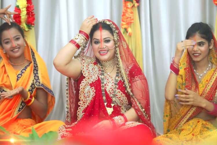 Bhojpuri Song: सुहागिनों के बीच छाया अनु दुबे का ‘मोरा मांग के सेनुरवा’ गाना, तीज से पहले यूट्यूब पर मचा रहा धमाल