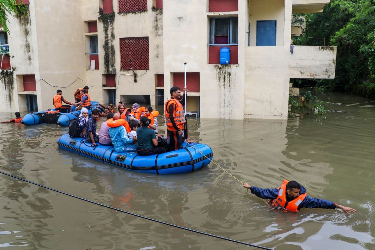 जम्मू-कश्मीर में भारी बारिश का कहर, 27 अगस्त तक बादल फटने का खतरा, अलर्ट जारी