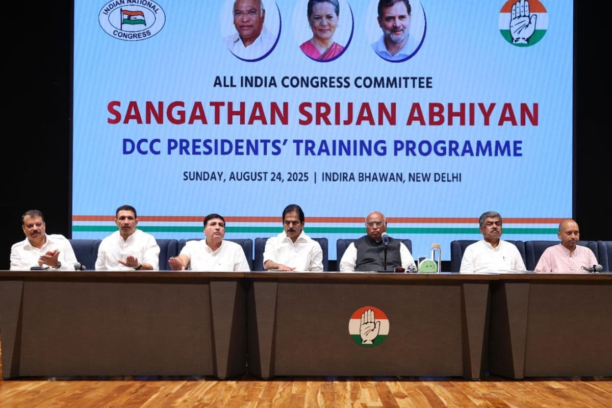 वोट चोरी के बाद सत्ता चोरी में जुटी बीजेपी... कांग्रेस अध्यक्ष खरगे ने PM-CM को हटाने वाले बिल का किया विरोध