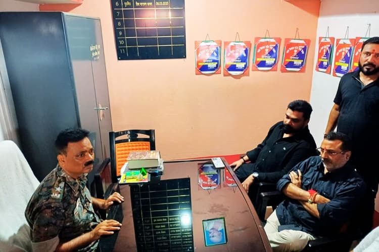 बाबा मंदिर प्रकरण में गिरफ्तारी देने पहुंचे निशिकांत दुबे, पुलिस ने किया इनकार