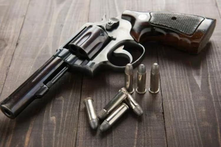 Patna News: पटना में युवक कट्टा लेकर थाने पहुंचा, फिल्मी अंदाज में पुलिस को चकमा देकर भाग