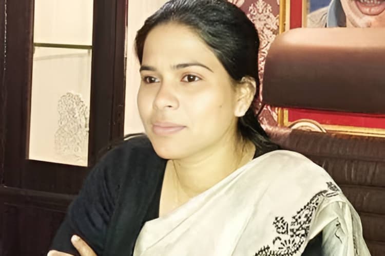 Pooja Pal Education: सपा से बाहर हुईं पूजा पाल, जानें राजनीति से पहले कैसी रही उनकी जिंदगी, कहां से की है पढ़ाई