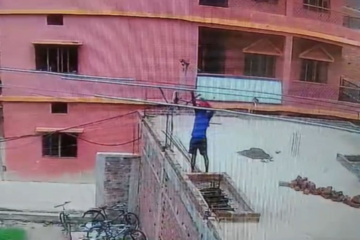 Buxar: 33 हजार वोल्ट के चपेट में आया मजदूर, लेकिन मौत को दे दिया चकमा, देखें वीडियो