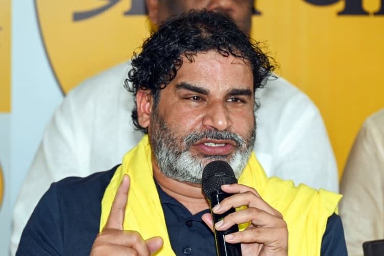Buxar: प्रशांत किशोर का कांग्रेस और महागठबंधन पर बड़ा हमला, कहा- गांव में दौड़ा-दौड़ा पर मारेगी जनता