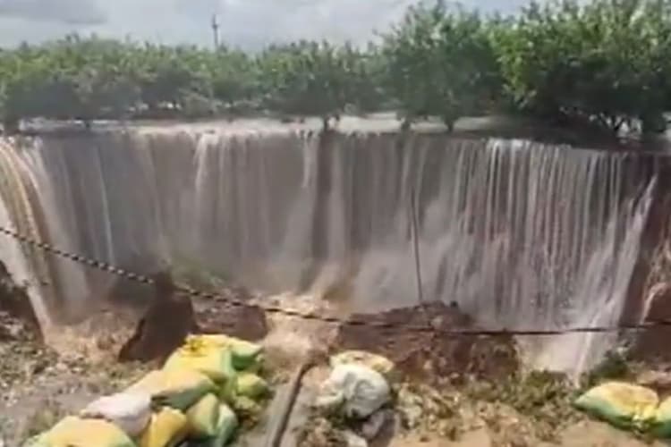 Heavy Rain Rajasthan: बारिश का तांडव, देखते-देखते ढह गया मिट्टी का टीला, देखिए तबाही का मंजर