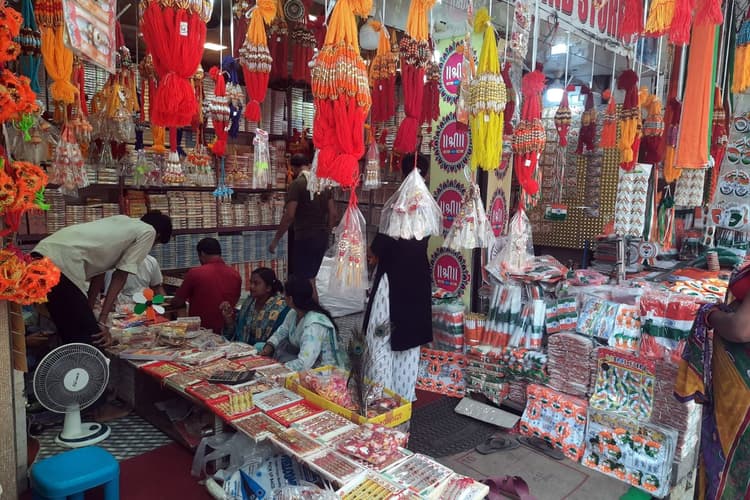 हर राखी में दिखा कला और संस्कृति का संगम, मुजफ्फरपुर के बाजारों में छाई मधुबनी राखियों की धूम