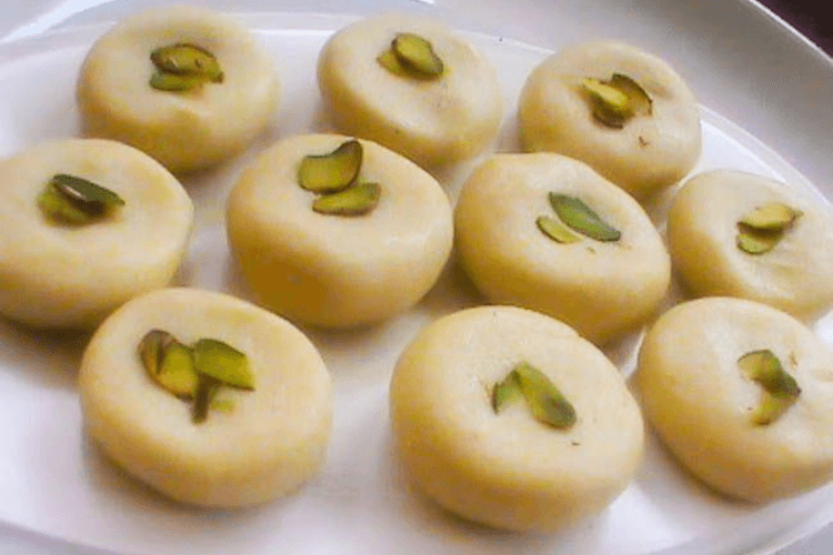 Raksha Bandhan Sweet Recipe: घर पर बनाएं झटपट स्वादिष्ट दूध पेड़ा, जानें स्टेप बाय स्टेप आसान विधि