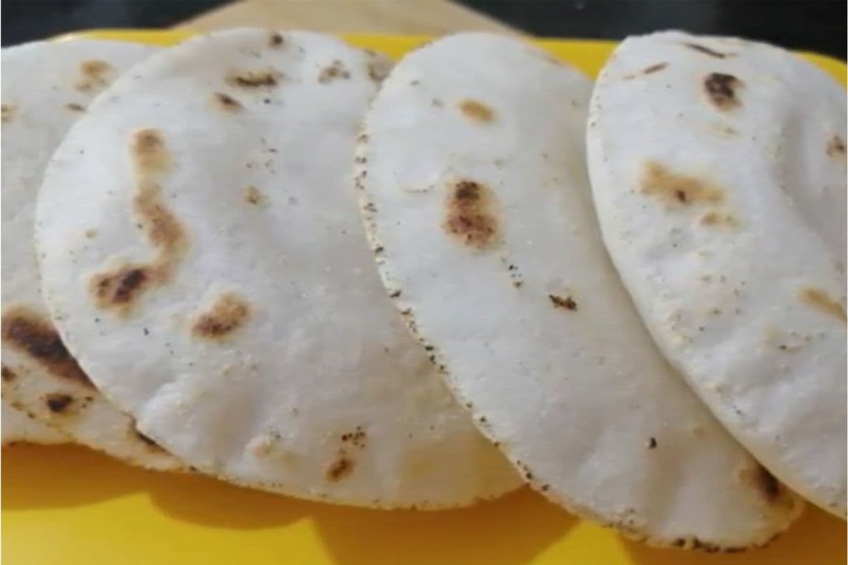 Rice Flour Roti Recipe: मिनटों में ऐसे बनाएं चावल की रोटी जो कभी नहीं टूटेगी