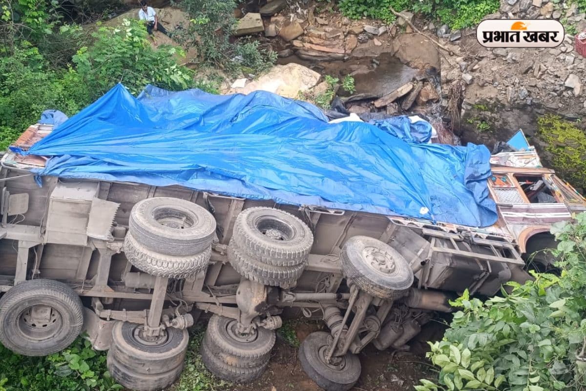 Road Accident: दनुआ घाटी में तीन बड़े वाहन दुर्घटनाग्रस्त, जीटी रोड पर लगा लंबा जाम