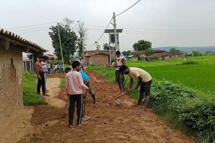 बरसात में सड़क पर चलना हुआ दूभर, अफसरों ने भी नहीं ली सुध तो झारखंड के इस गांव के लोगों ने सिस्टम को दिखाया आईना
