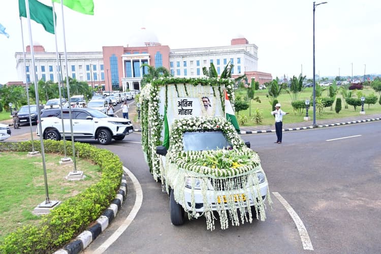 Shibu Soren Old Photos: इसी कमरे में बैठकर जनता दरबार लगाया करते थे दिशोम गुरु शिबू सोरेन, देखें तस्वीरें