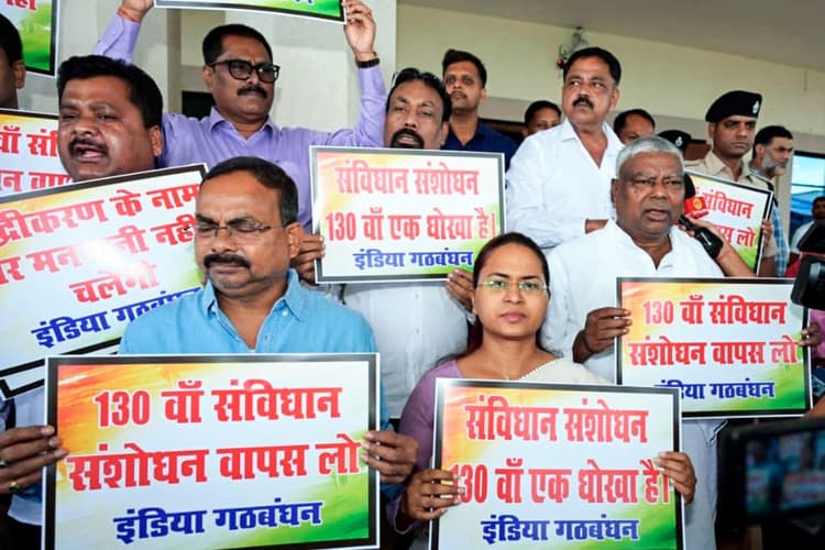 झारखंड विधानसभा के बाहर सत्ता पक्ष ने किया हंगामा, भाजपा ने कही ये बात