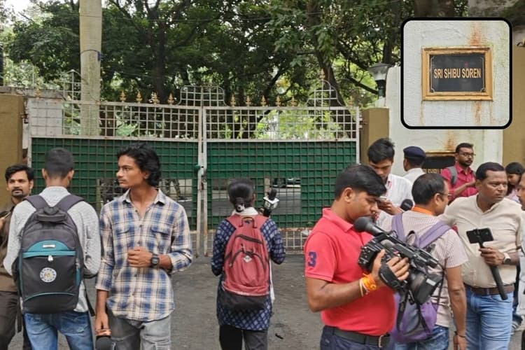 गुरुजी के निधन की खबर मिलते ही आवास पर जुटने लगी कार्यकर्ताओं की भीड़