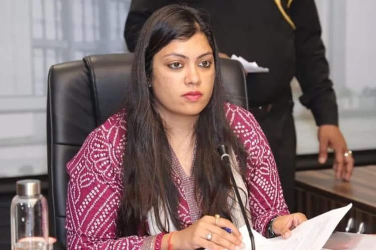 Success Story: नोएडा की पहली महिला DM, जिन्होंने ट्रिगर से थामी सिस्टम की कमान