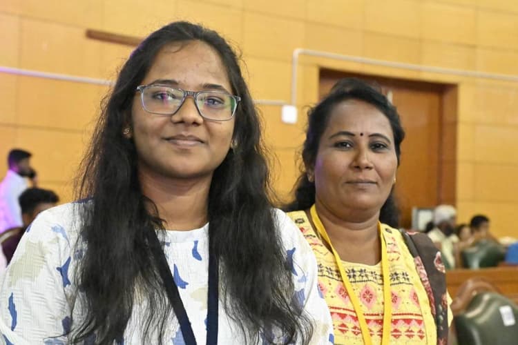 Success Story: 49 की उम्र में मां ने पास किया NEET, बेटी संग अब करेंगी MBBS की पढ़ाई