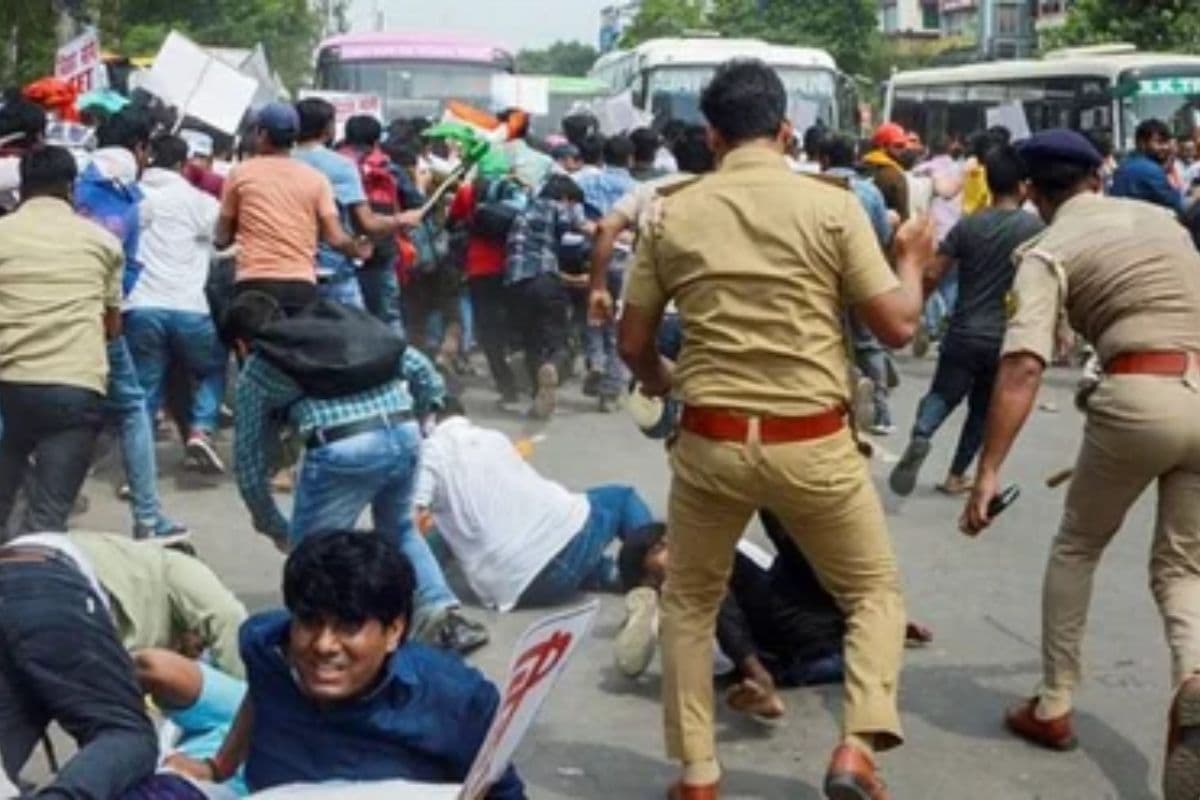 TRE-4 के पहले STET की मांग कर रहे अभ्यर्थियों पर लाठीचार्ज, दो का सिर फुटा, कई भगदड़ में गिर कर घायल