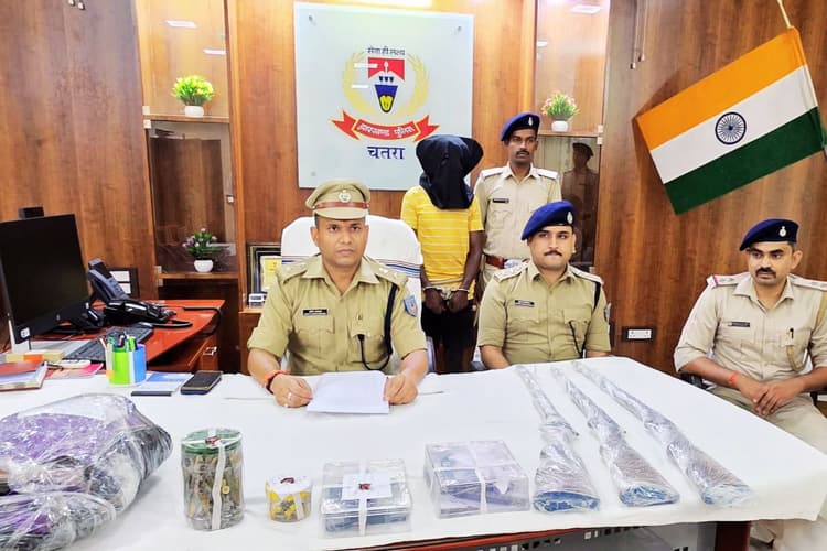 झारखंड में भारी मात्रा में हथियार और गोली के साथ टीएसपीसी उग्रवादी गिरफ्तार