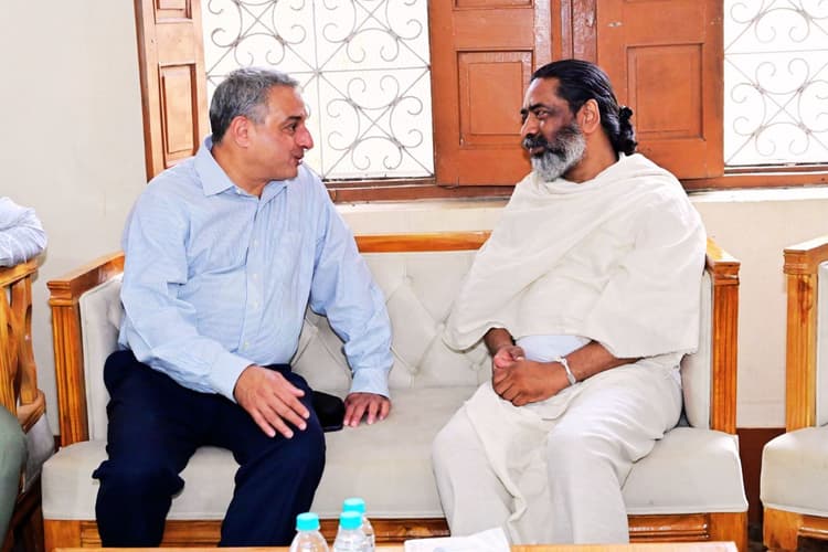 शिबू सोरेन को श्रद्धांजलि देने नेमरा गांव पहुंचे टाटा स्टील के सीएमडी टीवी नरेंद्रन