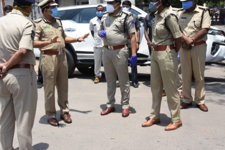 Crime News: प्रेमी के चक्कर में पत्नी बनी कातिल, कान में जहर डालकर पति को उतारा मौत के घाट