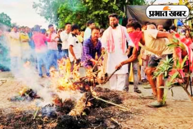 नगड़ी में आदिवासियों के प्रदर्शन पर केस से नाराज लोगों ने स्वास्थ्य मंत्री का पुतला जलाया