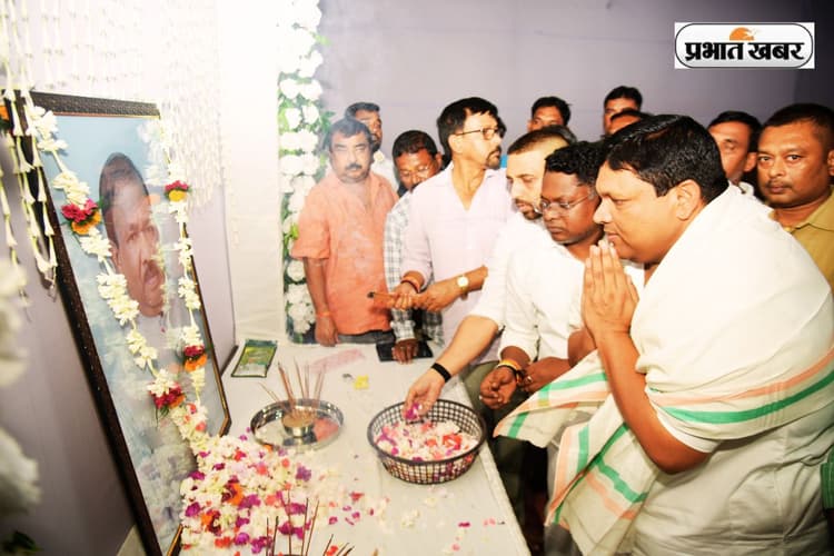 रामदास सोरेन को श्रद्धांजलि देने जमशेदपुर पहुंचे विधायक और पूर्व मंत्री, ऐसे किया याद