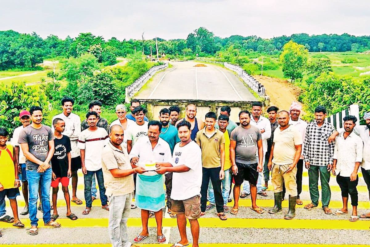 Unique Portest in Khunti For Bridge Repairing Jharkhand News Unique Portest in Khunti For Bridge Repairing Jharkhand News