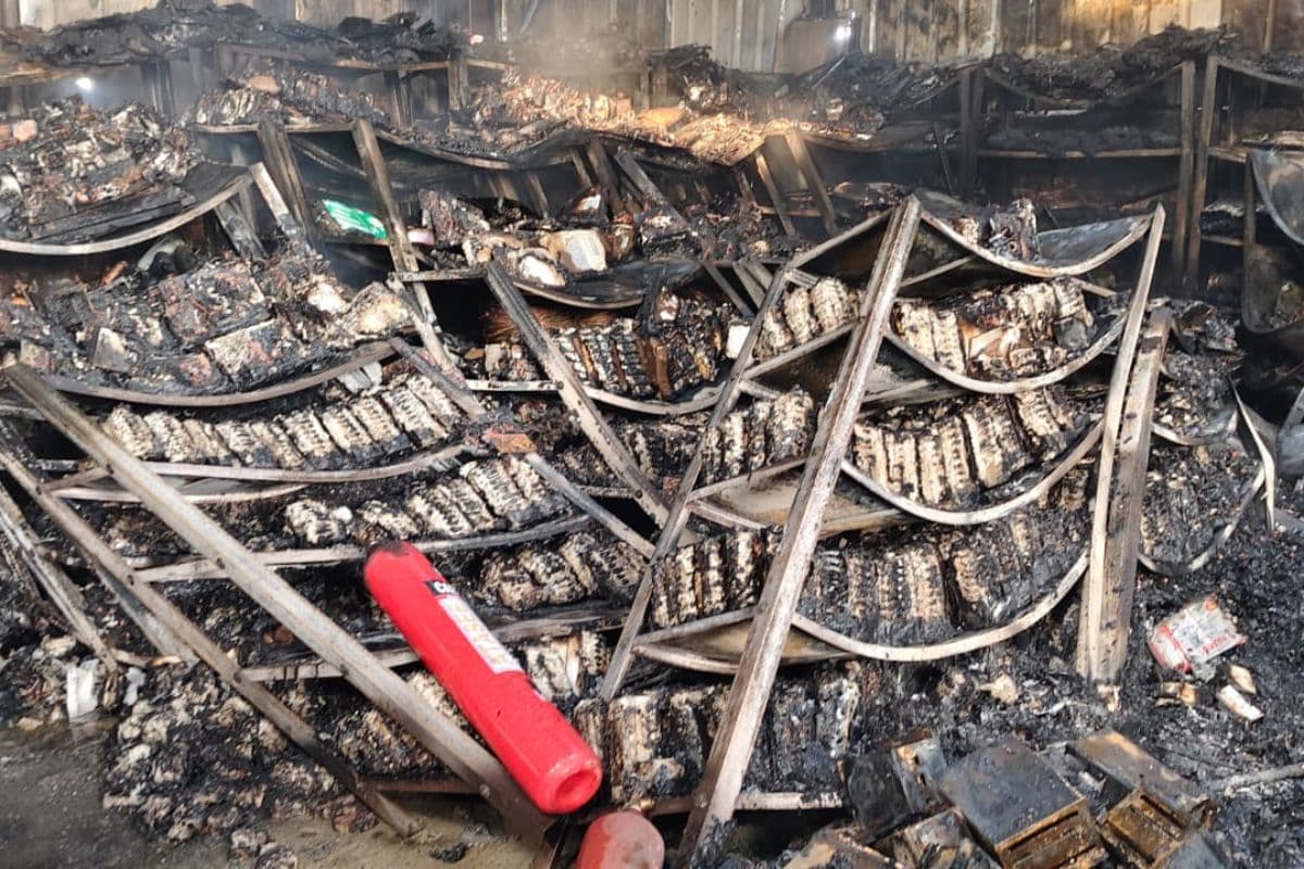 Bihar News Massive fire in solar plate warehouse Bihar News Massive fire in solar plate warehouse