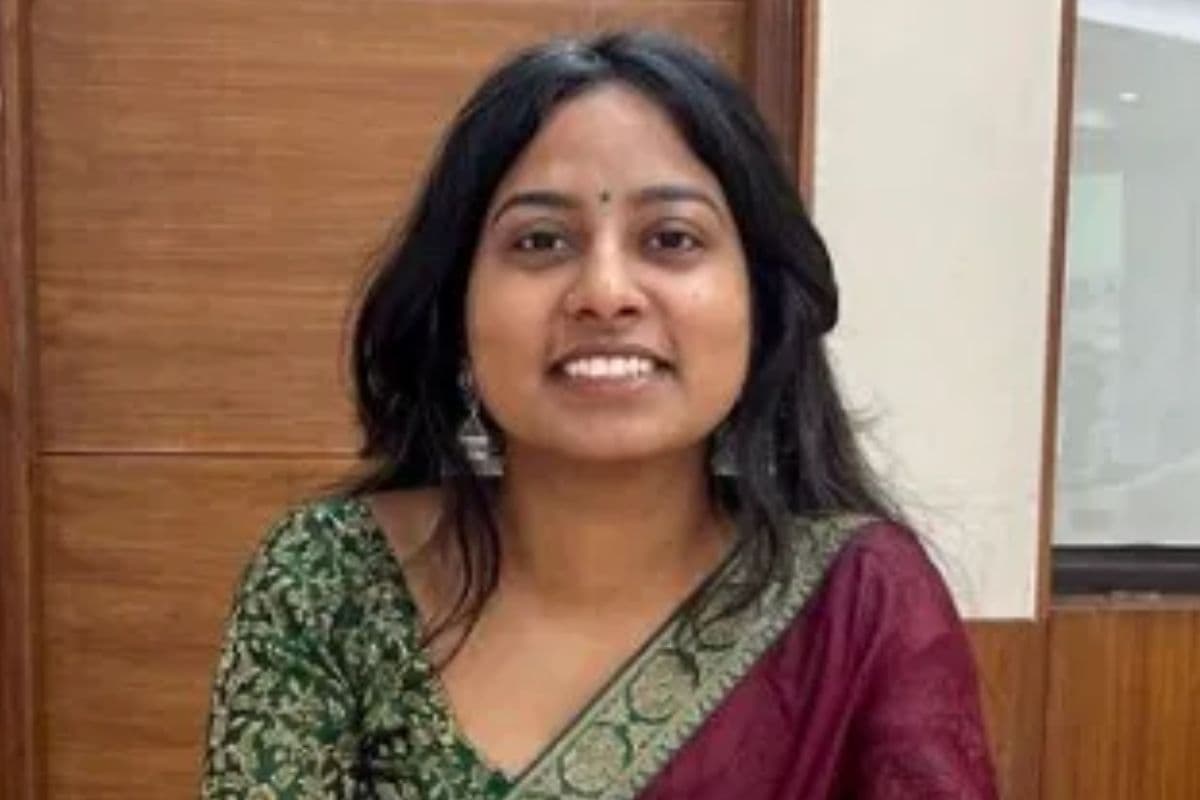 Coaching और लाखों का खर्च नहीं, 12 से 15 घंटे पढ़ाई…UPSC क्रैक कर IAS की कुर्सी तक का सफर ऐसा Coaching और लाखों का खर्च नहीं, 12 से 15 घंटे पढ़ाई…UPSC क्रैक कर IAS की कुर्सी तक का सफर ऐसा