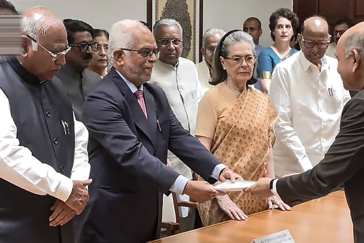 Vice President Election 2025 : दाईं ओर खरगे, बाईं ओर सोनिया गांधी, सुदर्शन रेड्डी के नामांकन का वीडियो आया सामने