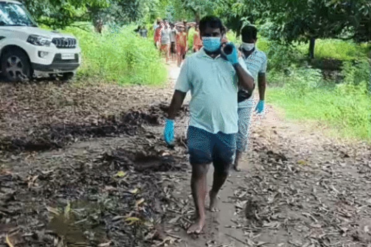 body of a minor was found hanging from a tree in patna