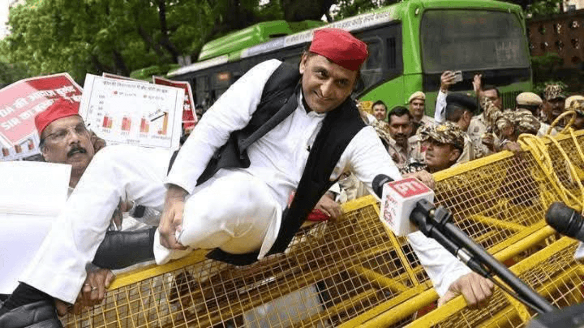 दिल्ली में इंडिया गठबंधन का हंगामा: अखिलेश यादव ने कूदे बैरिकेड, राहुल-प्रियंका गिरफ्तार