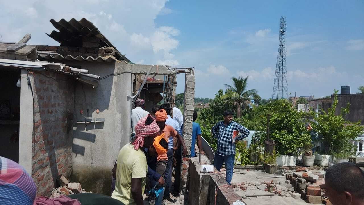 कोर्ट के निर्देश पर तीन मंजिले मकान का अतिक्रमित हिस्सा ध्वस्त, परिजनों ने किया हंगामा