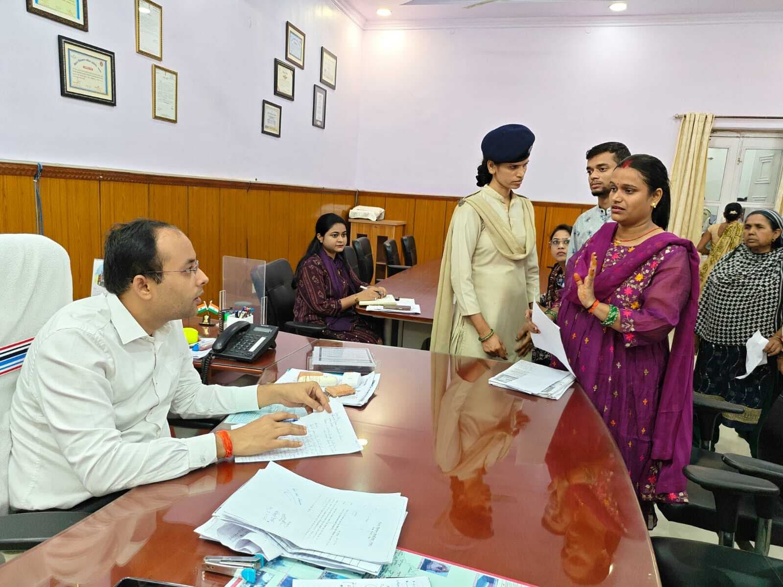 अधिग्रहित भूमि का यथाशीघ्र मुआवजा दें : डीएम