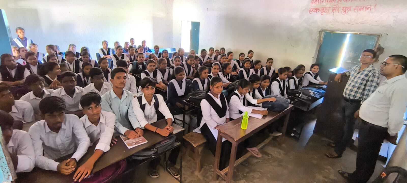 Deoghar news : जर्जर छत व चहारदीवारी नहीं रहने से विद्यार्थियों को हो रही परेशानी