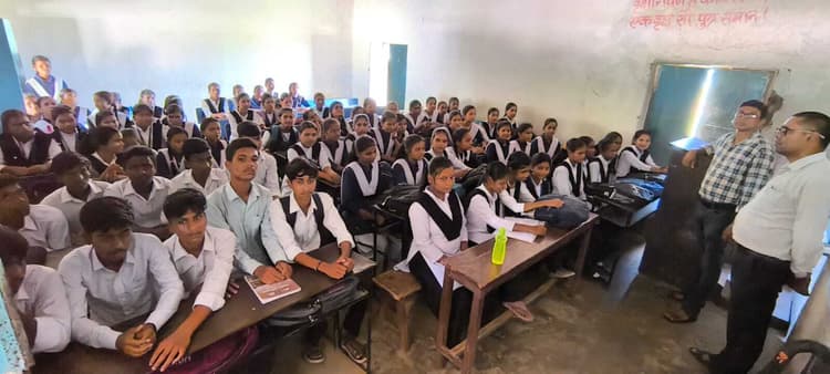 Deoghar news : जर्जर छत व चहारदीवारी नहीं रहने से विद्यार्थियों को हो रही परेशानी