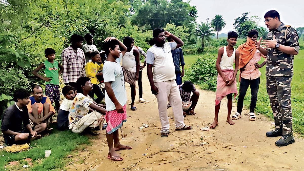 East Singhbhum News : बकरी के लिए पत्ता तोड़ रहा नाबालिग पैर फिसलने से नीचे गिरा, मौत