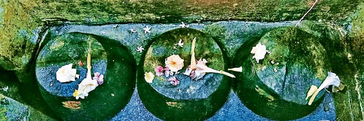 East Singhbhum News : 300 साल प्राचीन मंदिर में हैं तीन शिवलिंग