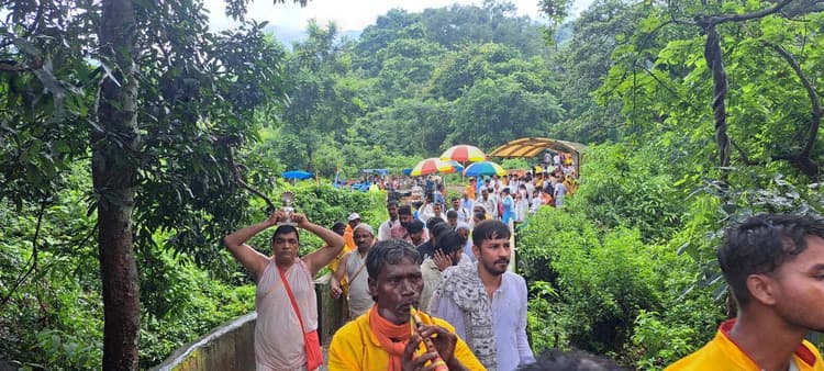 Giridih News :श्रद्धालुओं ने स्वर्ण भद्र कूट में निर्वाण लाडू चढ़ाया