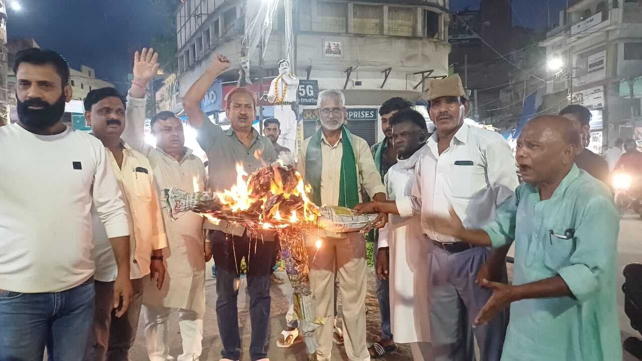 राजद ने उपमुख्यमंत्री का पुतला फूंका व इस्तीफे की मांग की