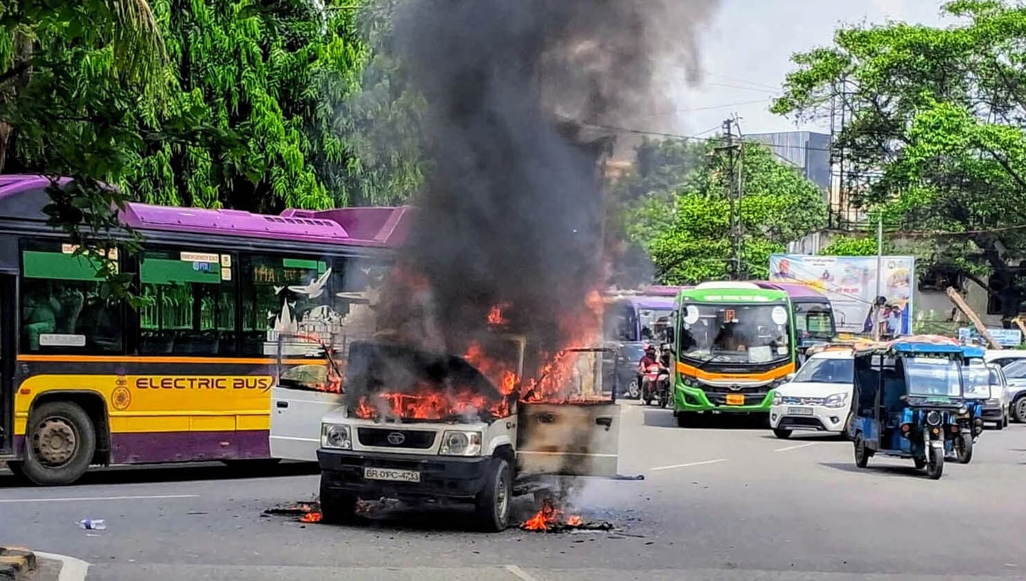 दमकल की क्यूआरटी की गाड़ी में शॉर्ट सर्किट से लगी आग