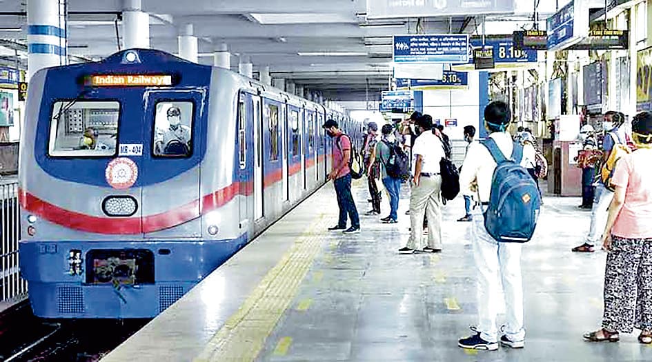 मेट्रो की बोगी के नीचे से निकली चिंगारी, अफरातफरी