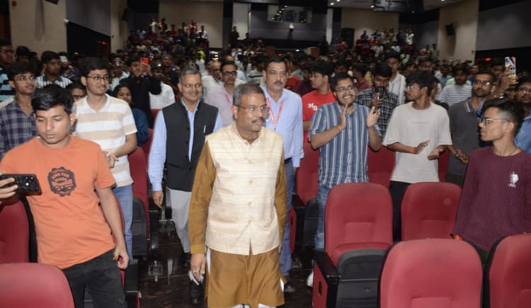 Dhanbad News : आइआइटी आइएसएम में बोले केंद्रीय शिक्षा मंत्री : छात्रों को अपनी मातृभाषा में लेक्चर समझने की सुविधा दें संस्थान