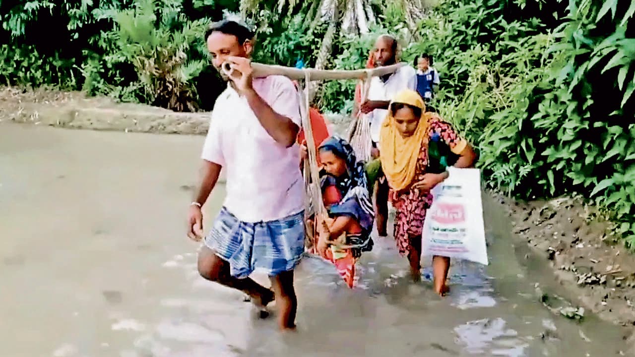 भारी बारिश से आरामबाग में बाढ़ जैसा हालात, लोग परेशान