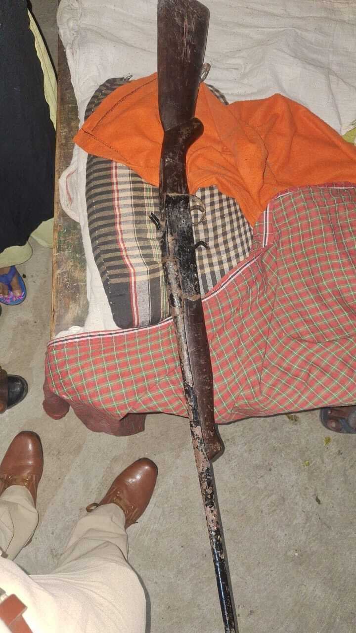 घर से देसी राइफल पुलिस ने किया बरामद, प्राथमिकी दर्ज