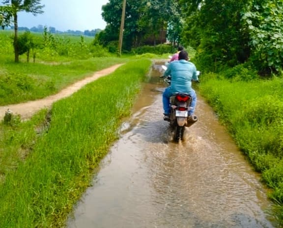 चनकी गांव में मुख्य सड़क पर बहता है घरों के नाली का पानी