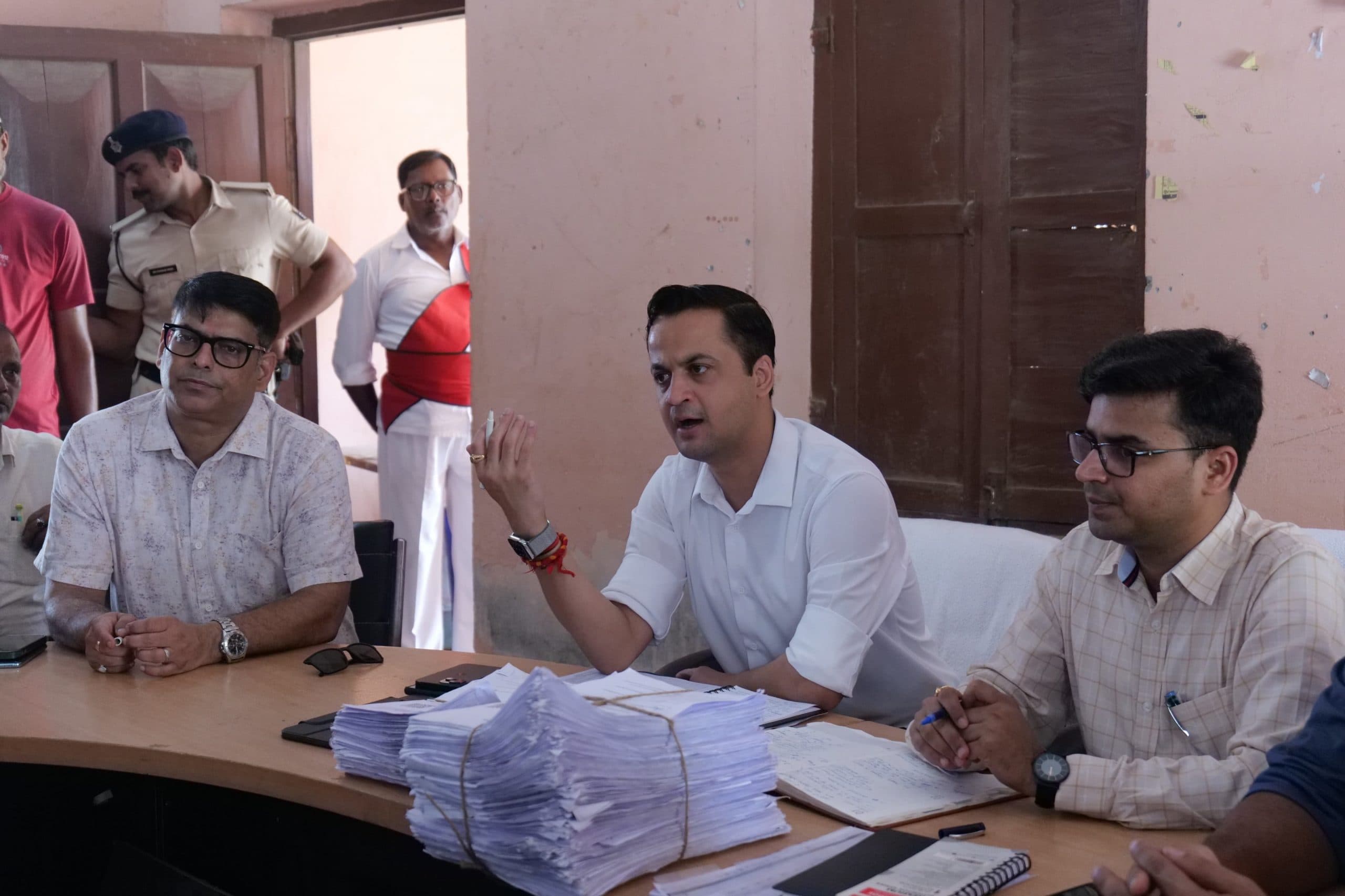 Madhubani : विशेष गहन पुनरीक्षण के लिए डीएम ने की बीएलओ के साथ बैठक