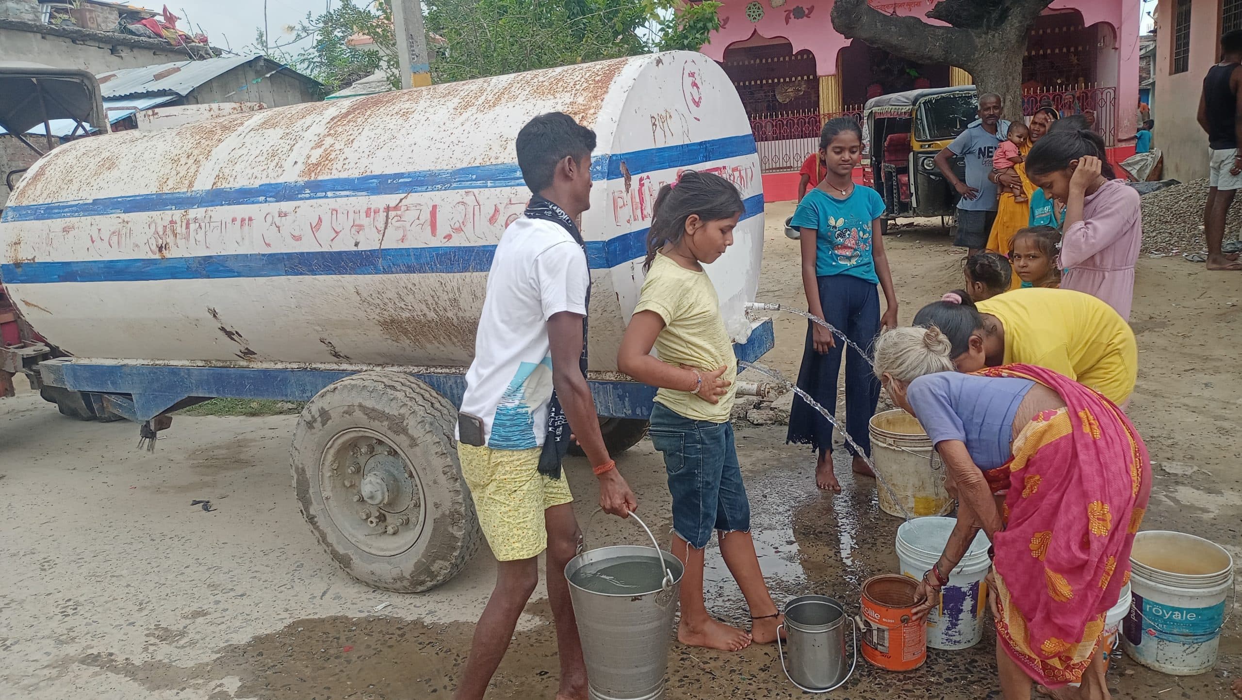 Madhubani : खुटौना में टैंकर से की जा रही है जलापूर्ति