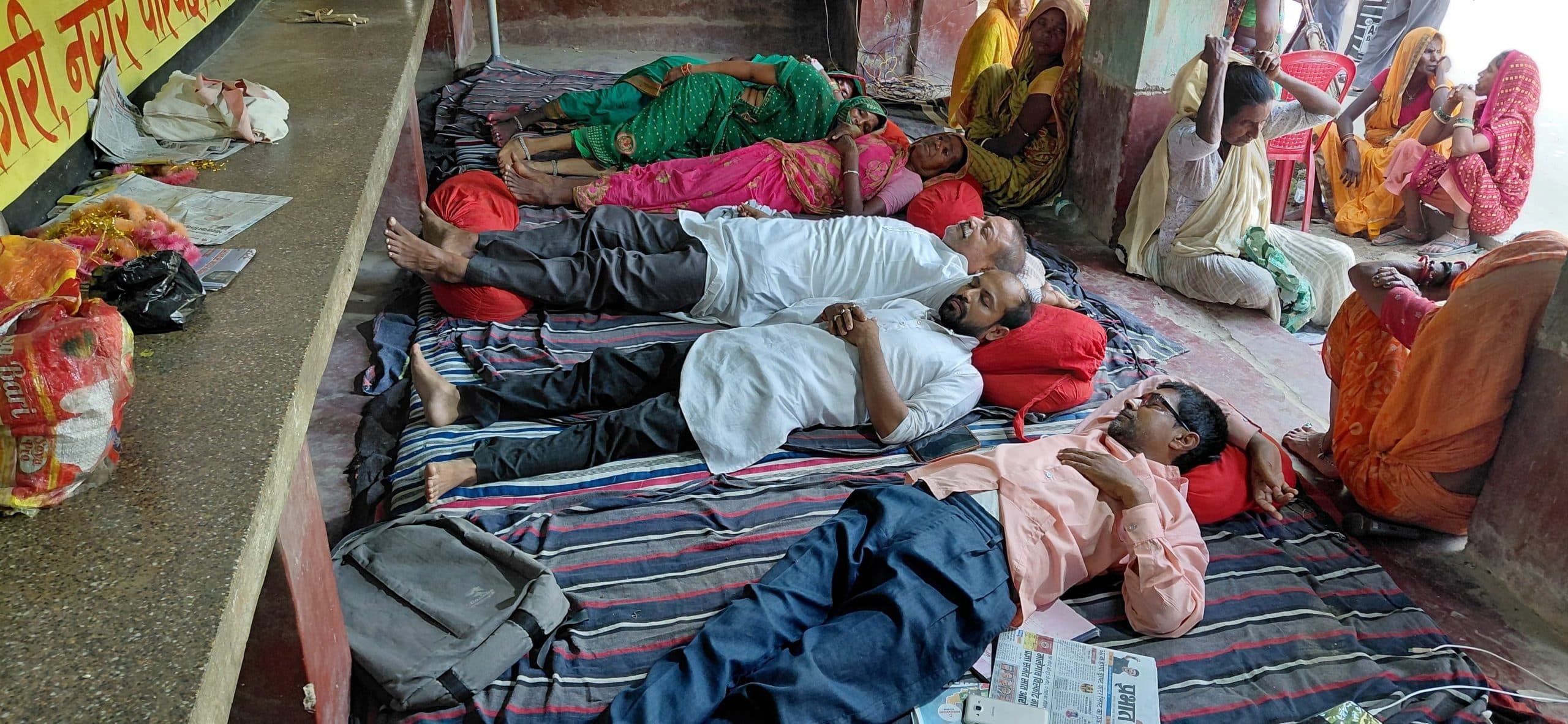 Madhubani : दुकानदार मजदूर संघ की भूख हड़ताल जारी, एक की हालत गंभीर