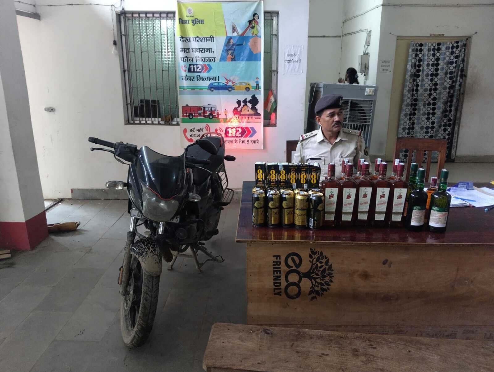 18 लीटर शराब के साथ बाइक जब्त, तस्कर फरार