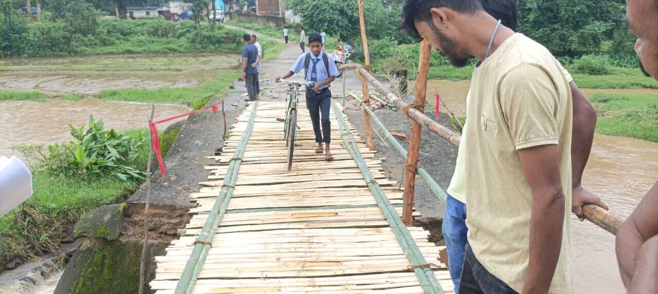 ग्रामीणों ने बनायी लकड़ी का पुल